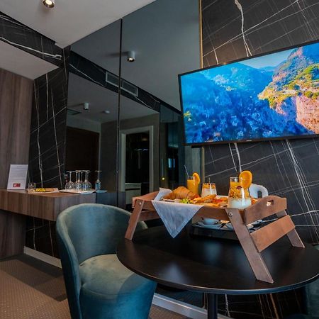 Hotel Chicago Shkoder Bagian luar foto