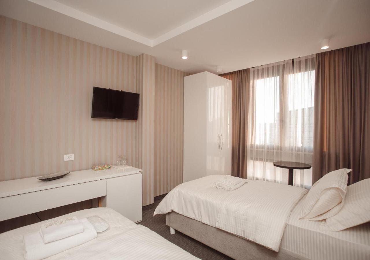 Hotel Chicago Shkoder Bagian luar foto