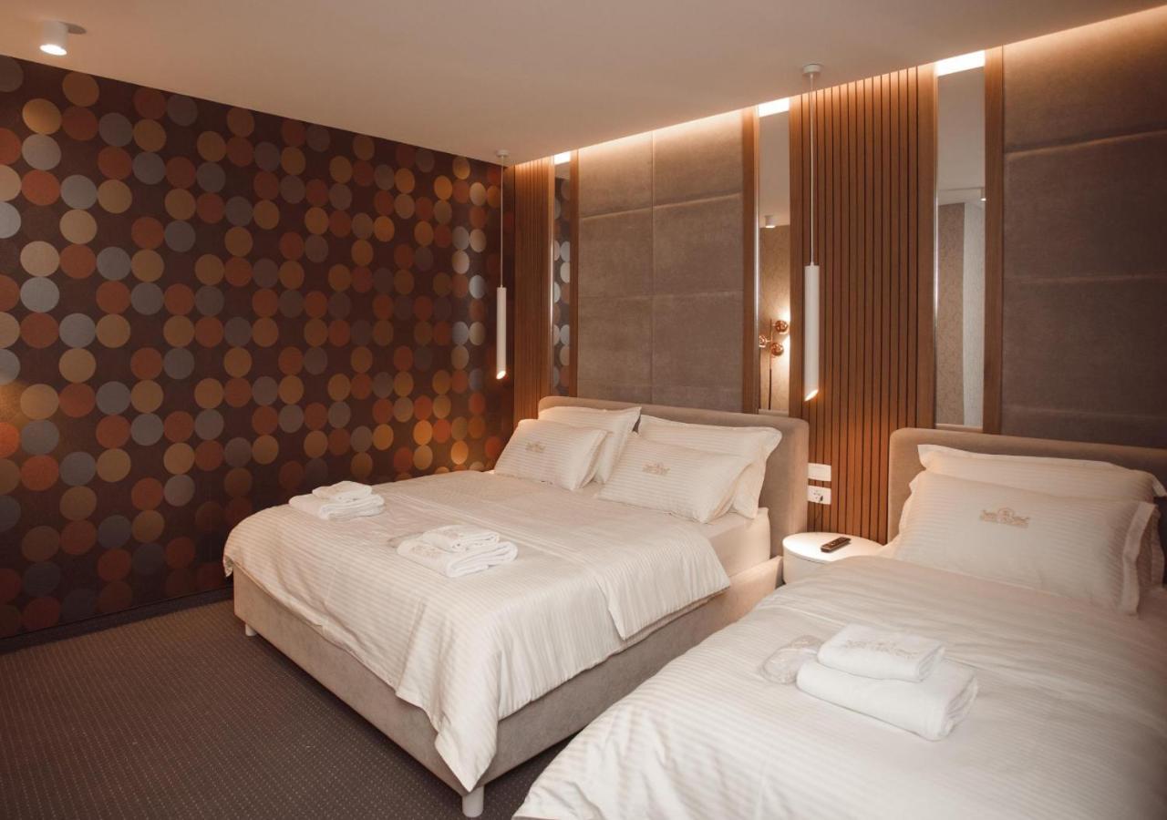 Hotel Chicago Shkoder Bagian luar foto