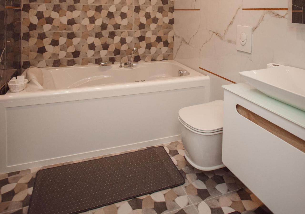 Hotel Chicago Shkoder Bagian luar foto