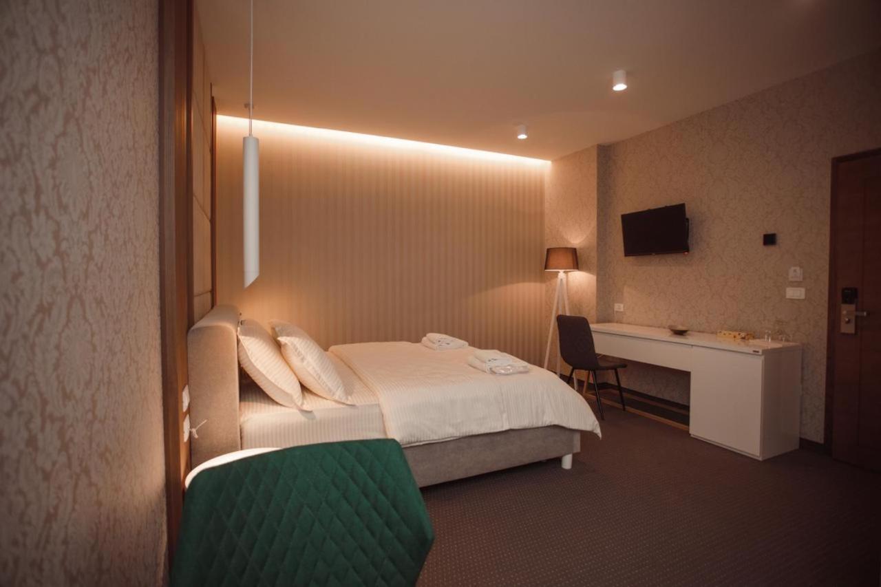 Hotel Chicago Shkoder Bagian luar foto