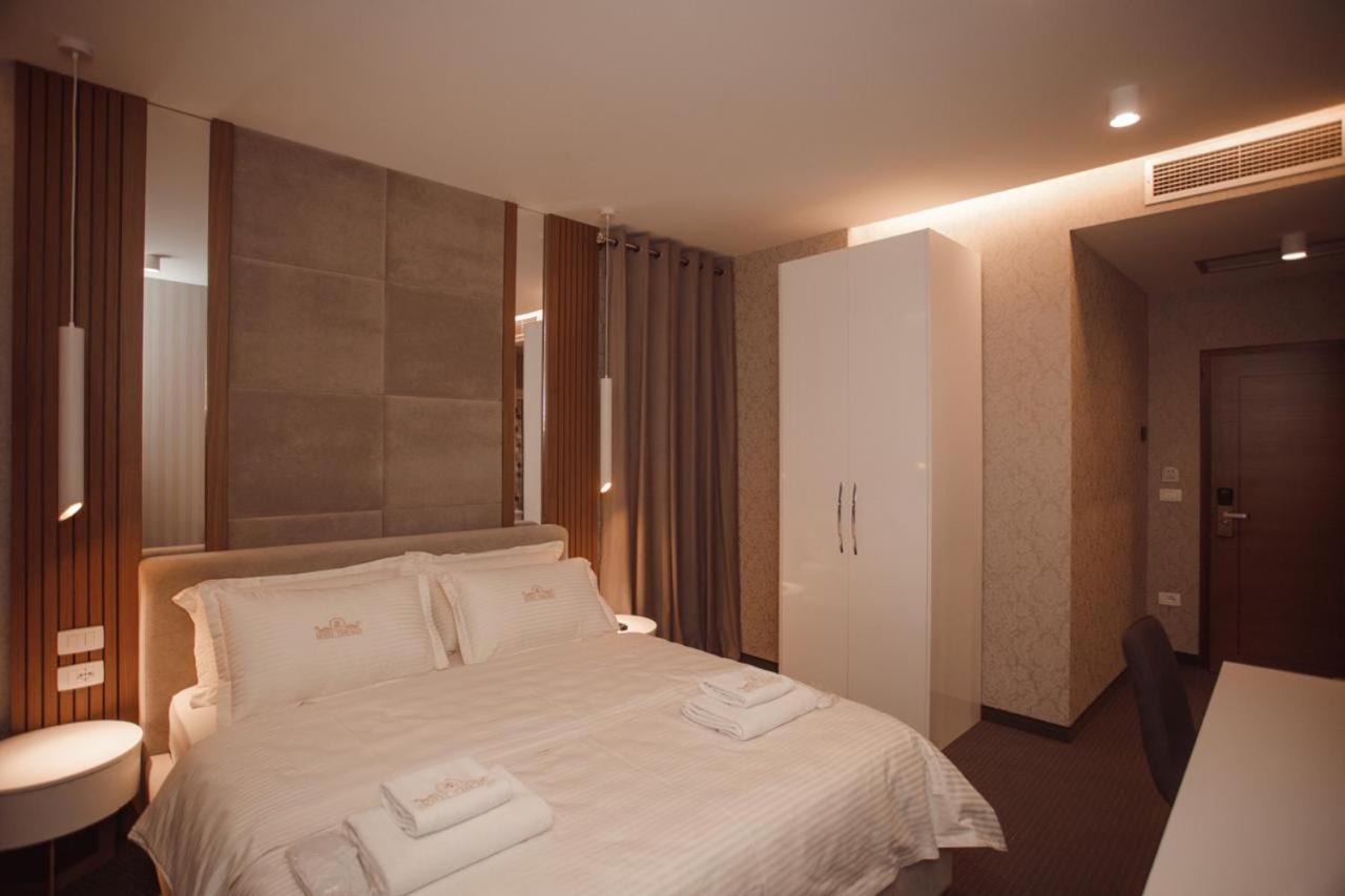 Hotel Chicago Shkoder Bagian luar foto