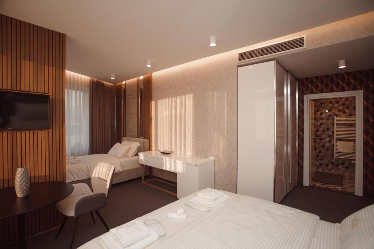 Hotel Chicago Shkoder Bagian luar foto