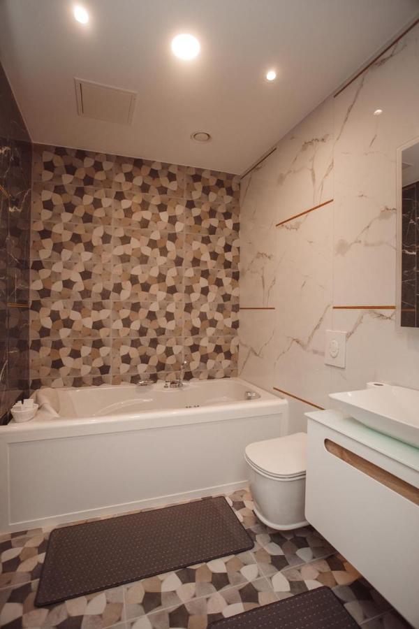 Hotel Chicago Shkoder Bagian luar foto