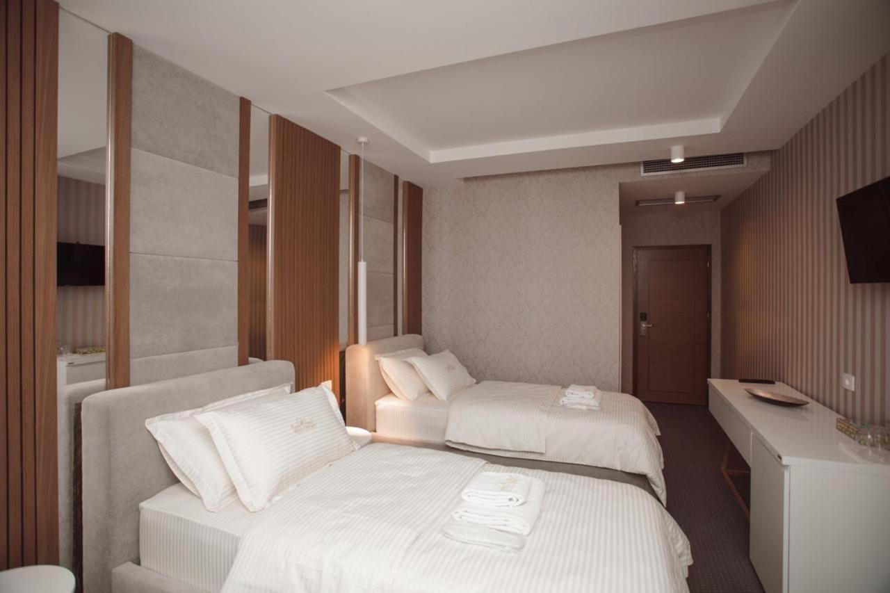 Hotel Chicago Shkoder Bagian luar foto