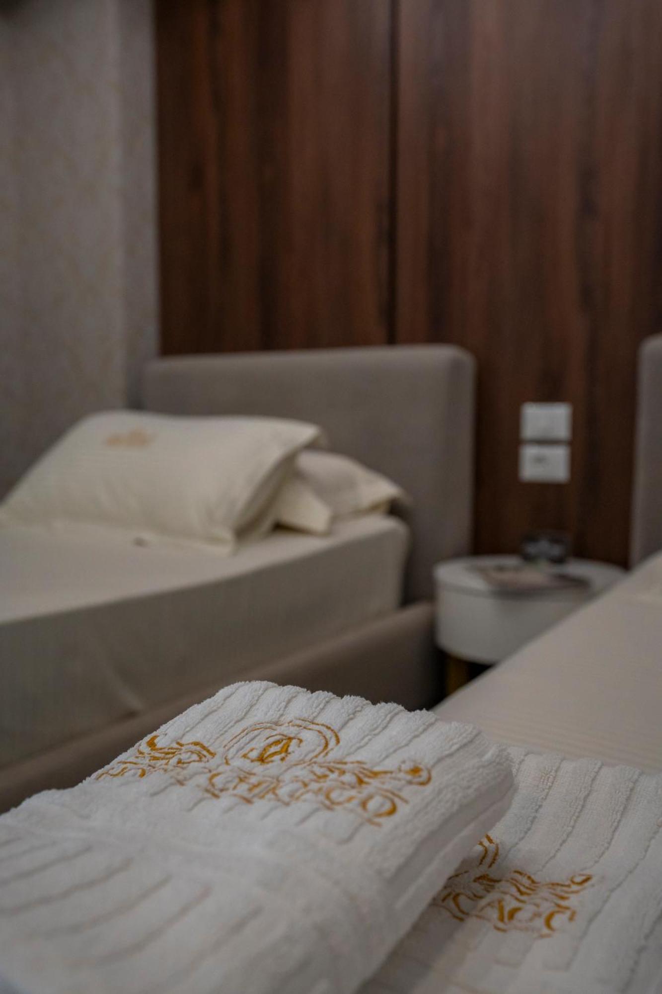 Hotel Chicago Shkoder Bagian luar foto