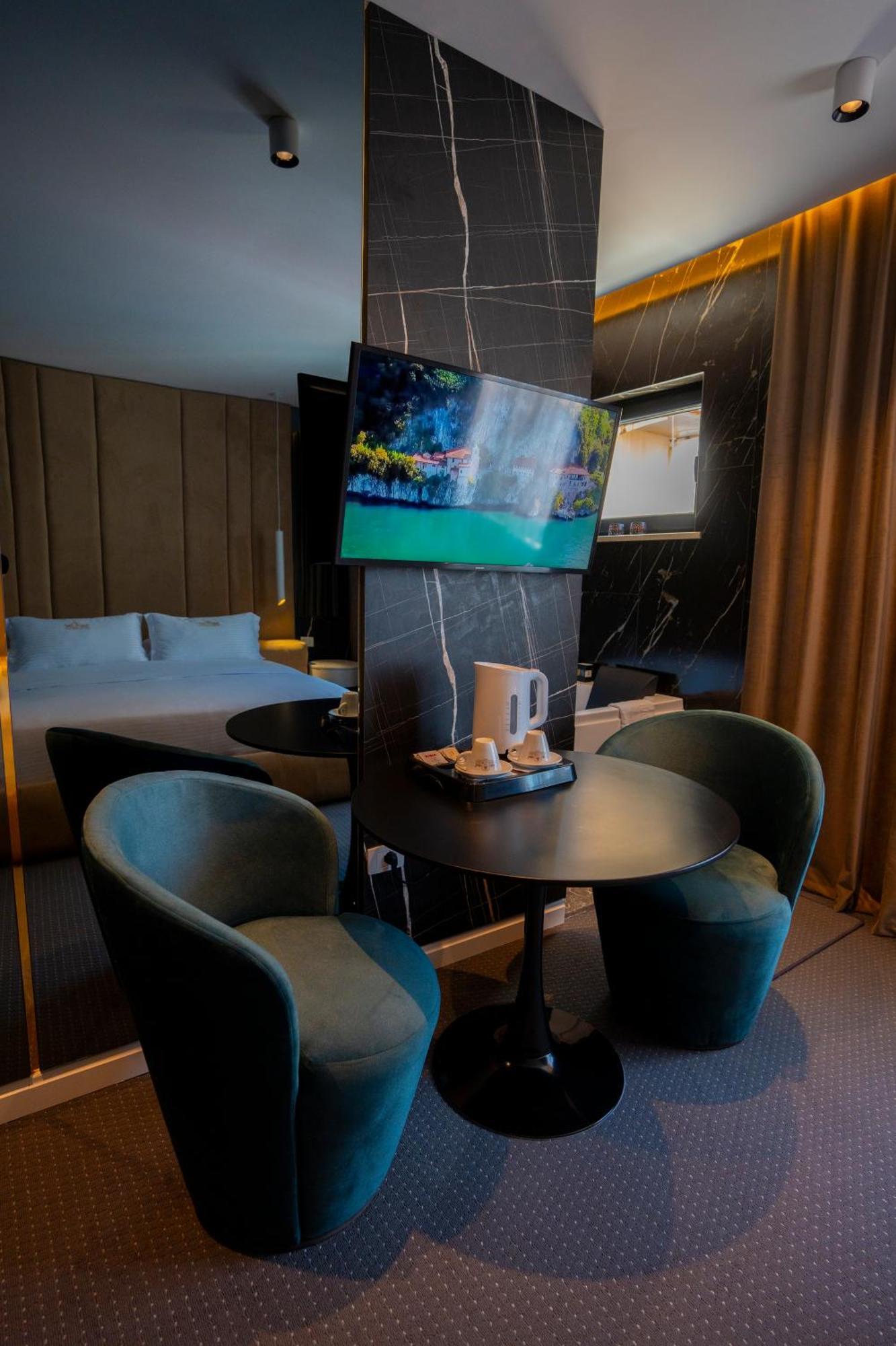 Hotel Chicago Shkoder Bagian luar foto