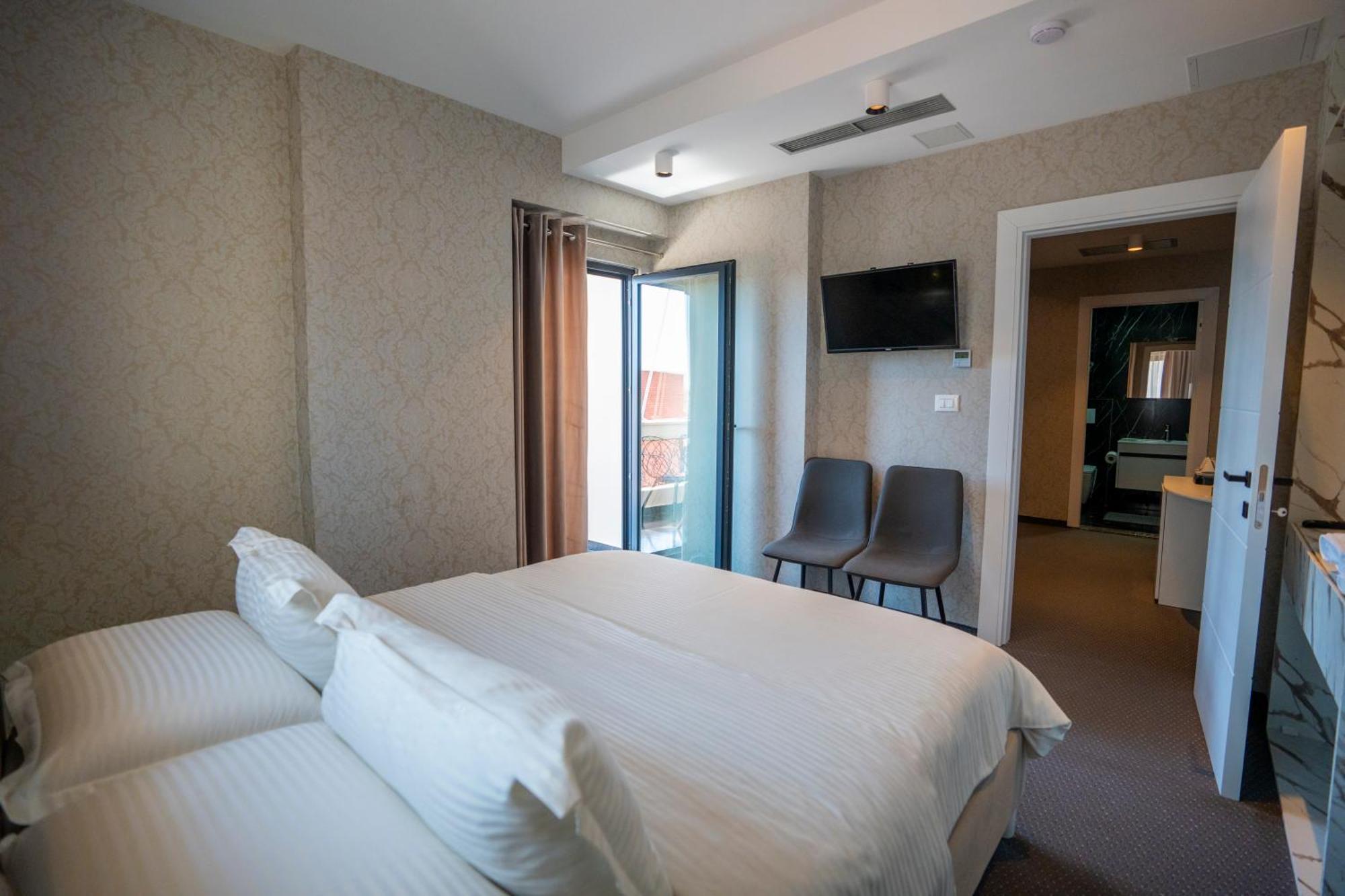 Hotel Chicago Shkoder Bagian luar foto
