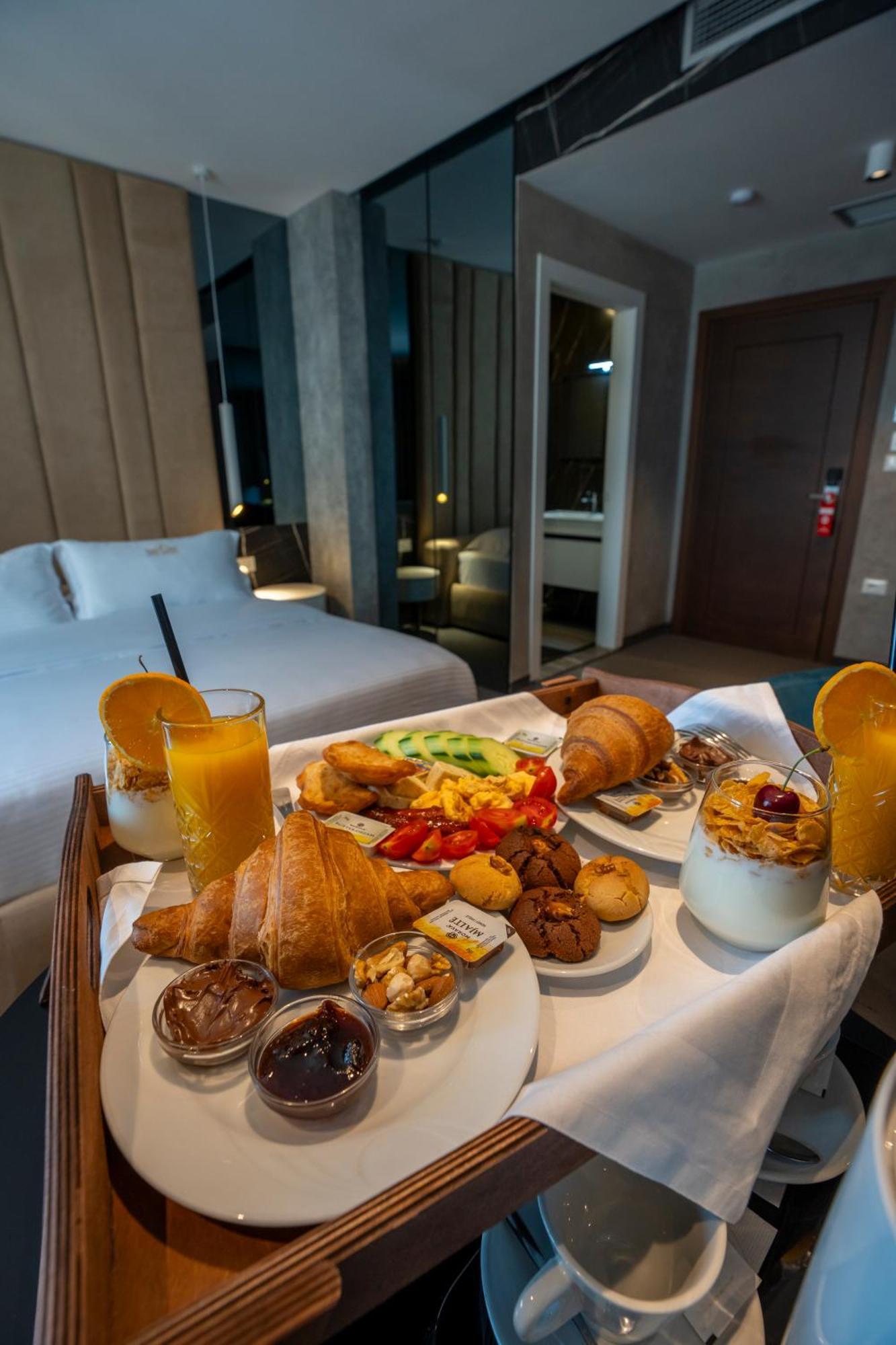 Hotel Chicago Shkoder Bagian luar foto