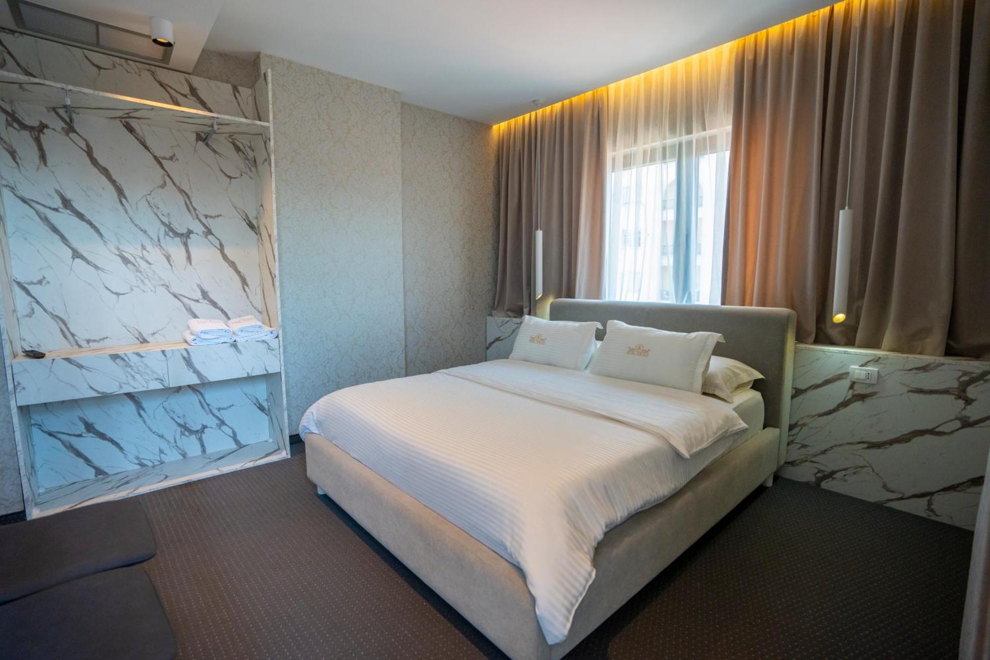 Hotel Chicago Shkoder Bagian luar foto