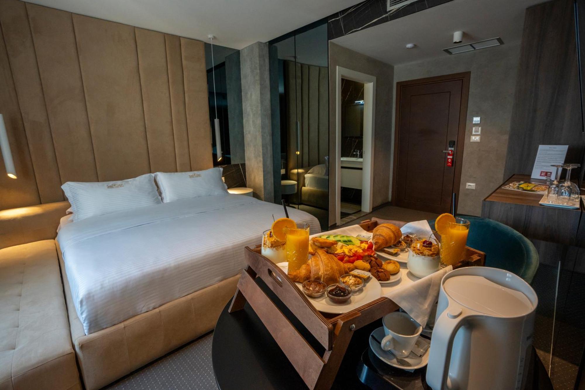 Hotel Chicago Shkoder Bagian luar foto