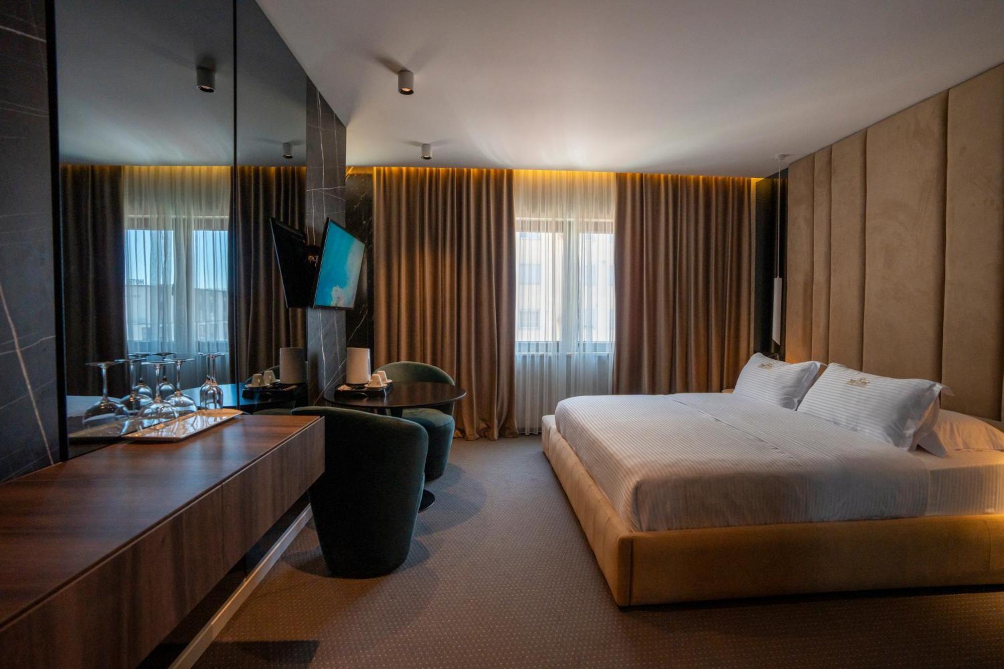 Hotel Chicago Shkoder Bagian luar foto