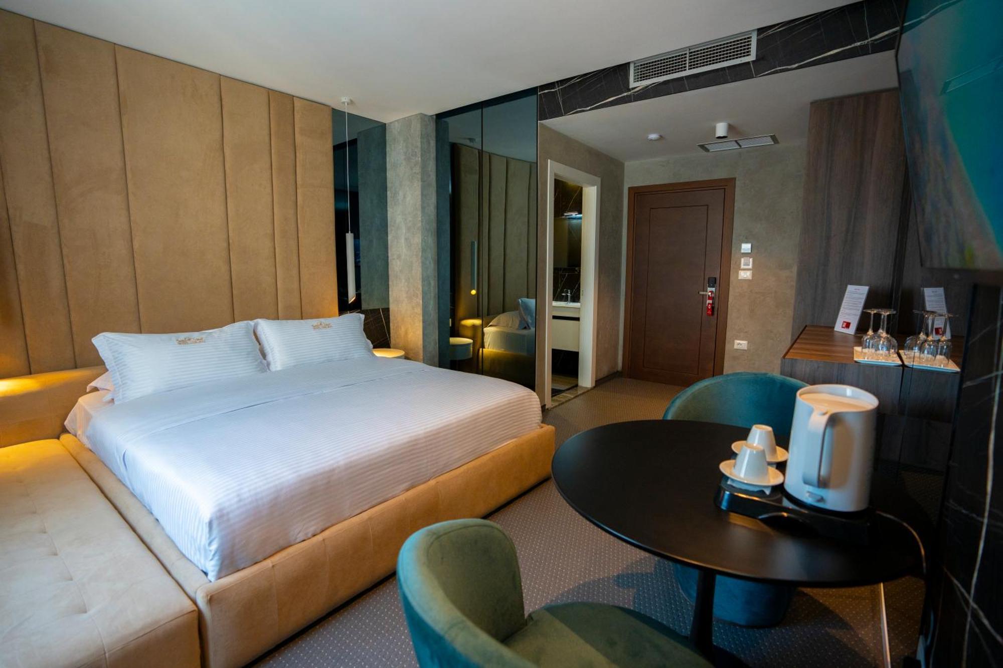 Hotel Chicago Shkoder Bagian luar foto