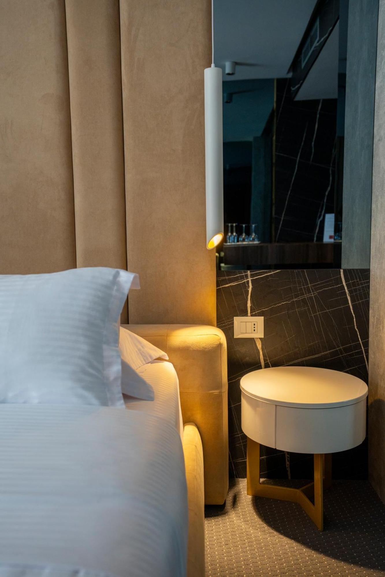 Hotel Chicago Shkoder Bagian luar foto